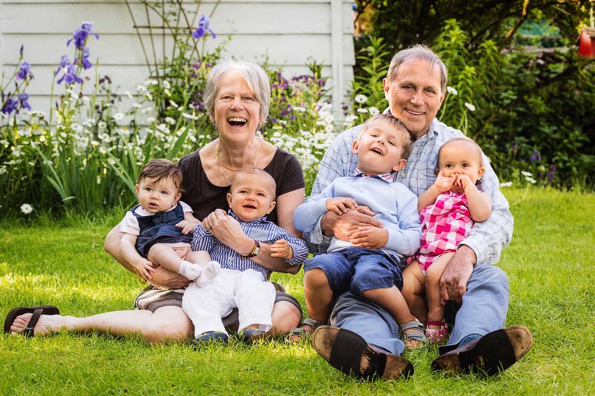 Подарок бабушке и дедушке. Поделка из бумаги на день рождения дедушке. Подарок бабушке и дедушке на годовщину. Подарок бабе. Идеи подарков бабушке и дедушке.