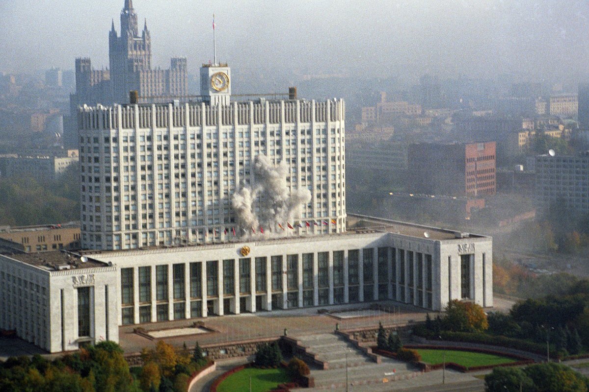 Москва 3 октября 1993 года. Белый дом в Москве 1993. 1993 Белый дом обстрел. Белый дом здание правительства 1993. Танки белый дом 1993.