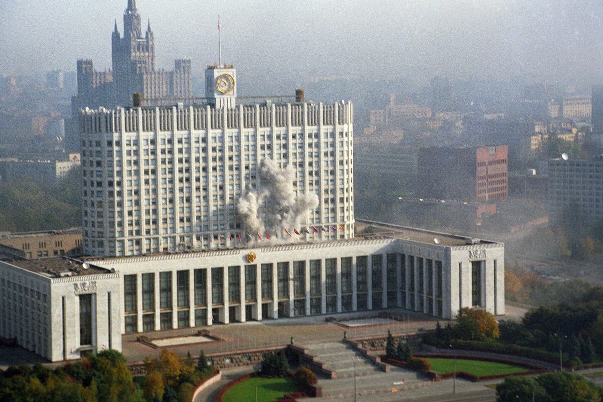 4 октября 1993 года москва. Белый дом в Москве 1993. 1993 Белый дом обстрел. Белый дом здание правительства 1993. Танки белый дом 1993