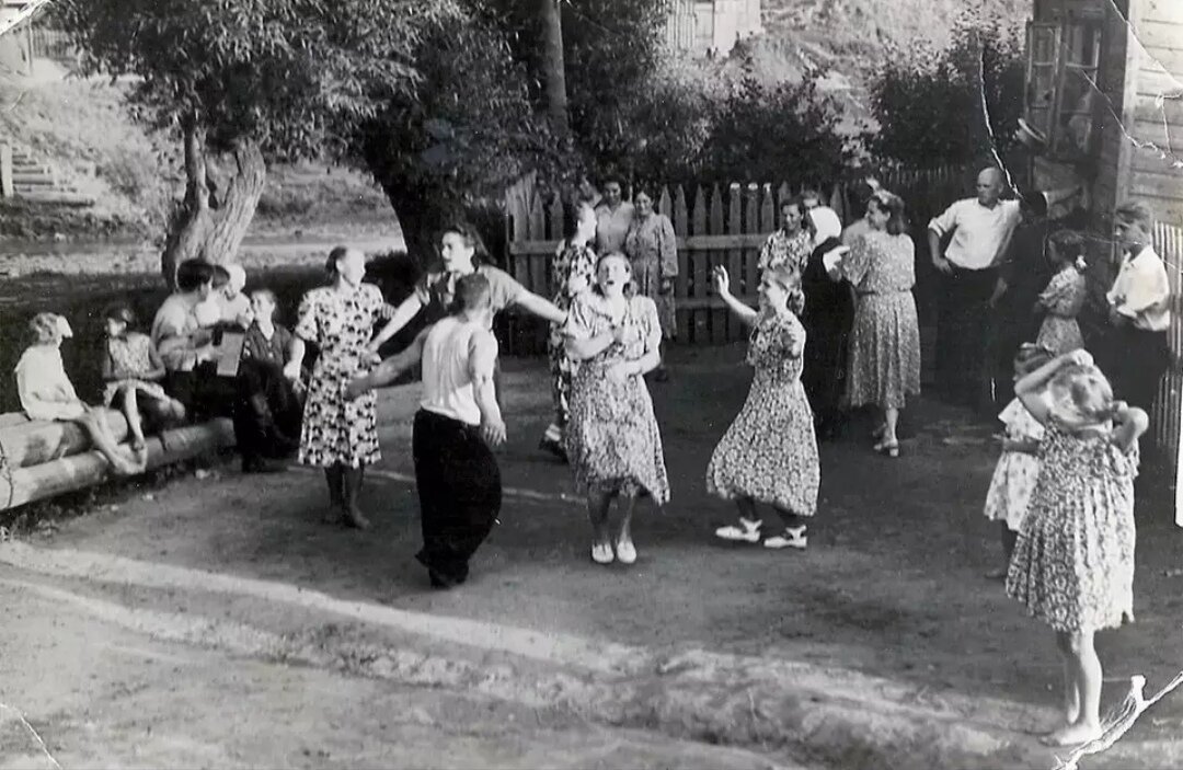 Мирное время группа. Деревенские танцы. Танцы 40-х годов в СССР. Довоенные танцы. Танцы в деревне.