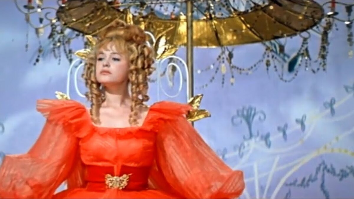 Марина Неёлова в роли капризной принцессы. Кадр из к/ф "Старая-старая сказка". 
