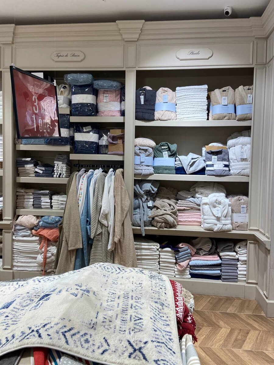 Мадам Коко - это турецкий аналог ИКЕА. общий зал