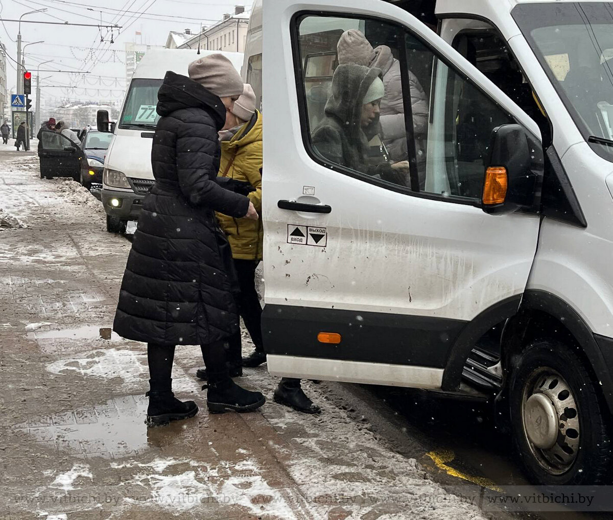 В Беларуси разрешат перевозить пассажиров в маршрутках стоя? Минтранс  рассмотрит предложение компаний-перевозчиков | Новости Гродно s13.ru | Дзен