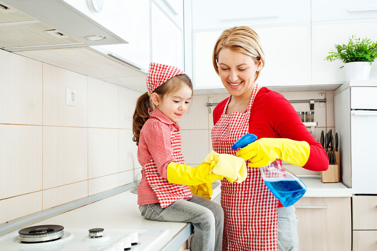 Чем заняться дома семьей. Уборка дети. Кухня для детей. Помогать маме по дому. Помогаем маме.