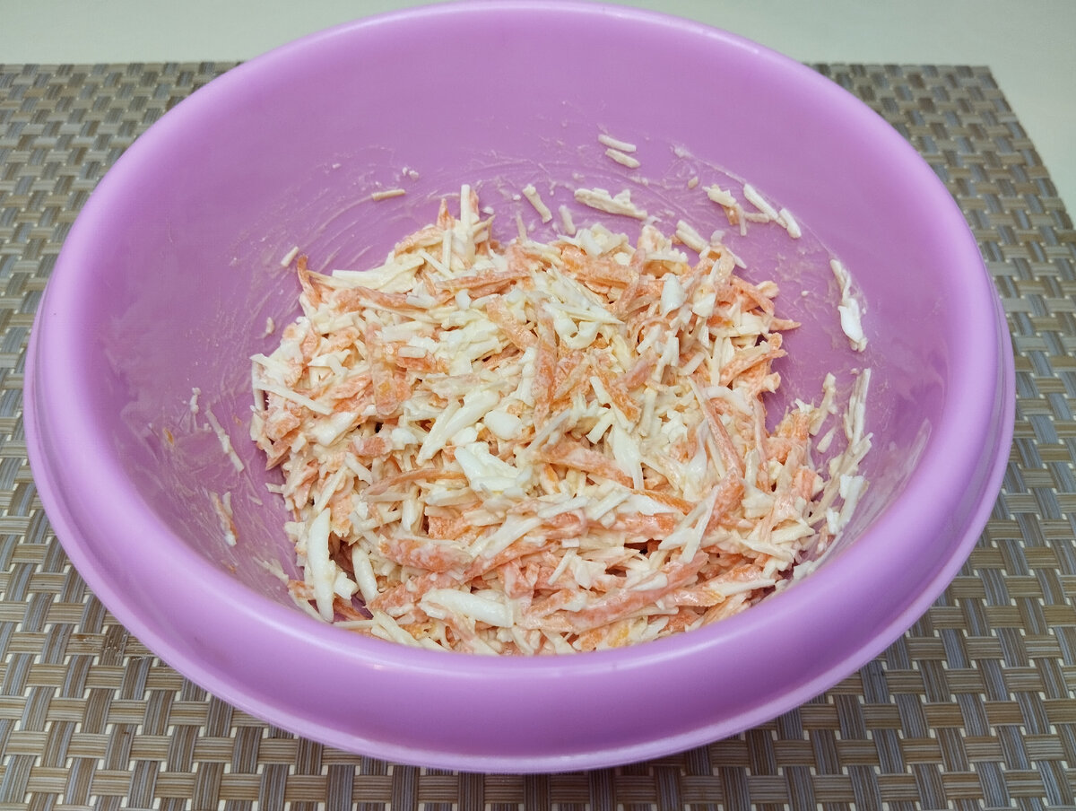 чем полезен салат из свежей. зелень для салатов. киноа микрозелень. салат со свежим огурцом. летний простой салат.