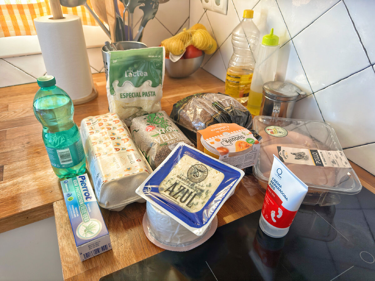 2800 рублей. 12 яиц, Сыр с плесенью, Сыр такой типа несоленой брынзы 550гр, Суп тыквенный готовый, Сыр тертый для пасты, 1 кг куриного филе, 1 кг чечевицы , Минеральная вода, Хлеб, Какой-то крем для ног с уриной 10%, Зубная паста