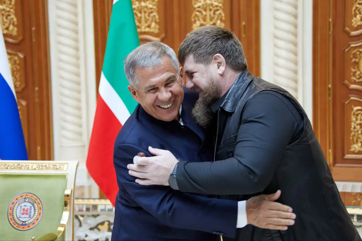 Почему так похожи флаги Чечни и Татарстана? Объясняем просто ...