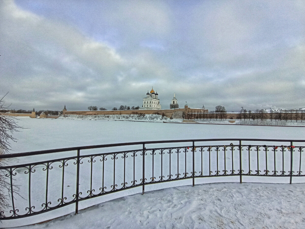 Фото Троицкого собора в Кроме с площадки возле Ольгинской часовни - предполагаемого места, где равноапостольной княгине Ольге были явлены "три луча спадоша с небес"