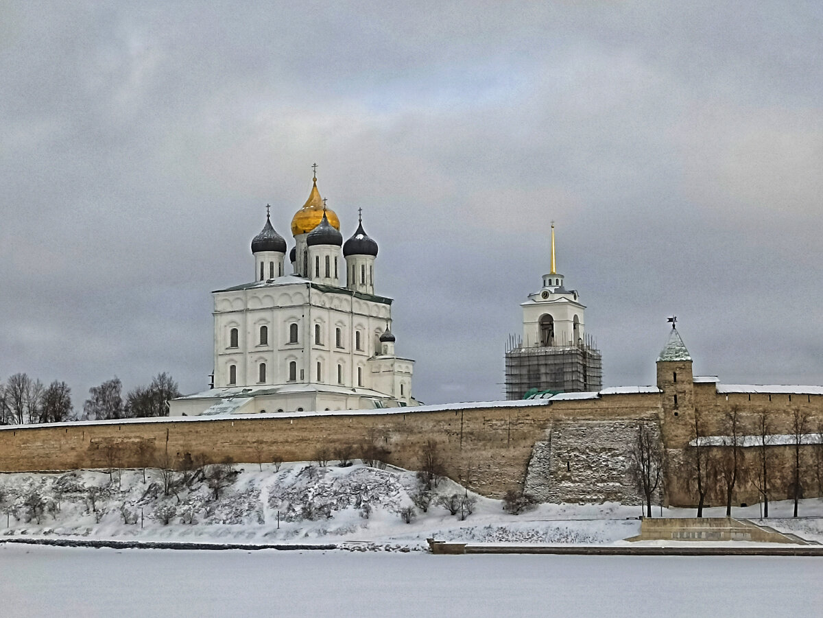 Фото Троицкого собора в Кроме с площадки возле Ольгинской часовни - предполагаемого места, где равноапостольной княгине Ольге были явлены "три луча спадоша с небес"
