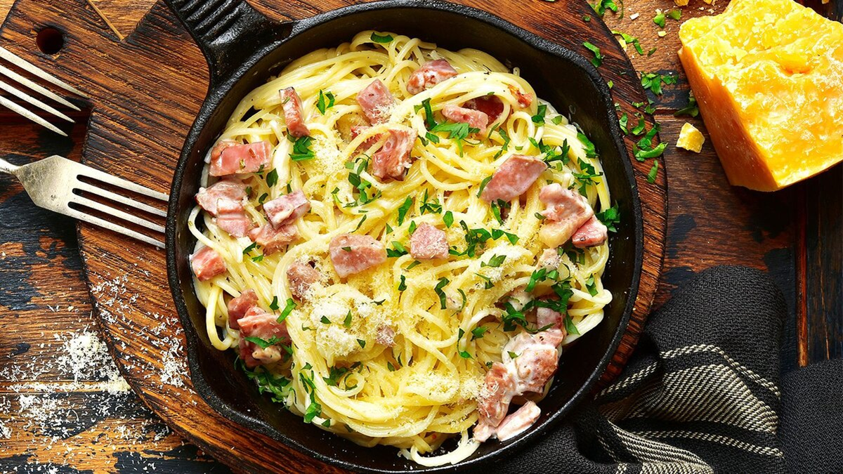 паста карбонара халяль. фетучини карбонара. макароны с беконом и яйцом.