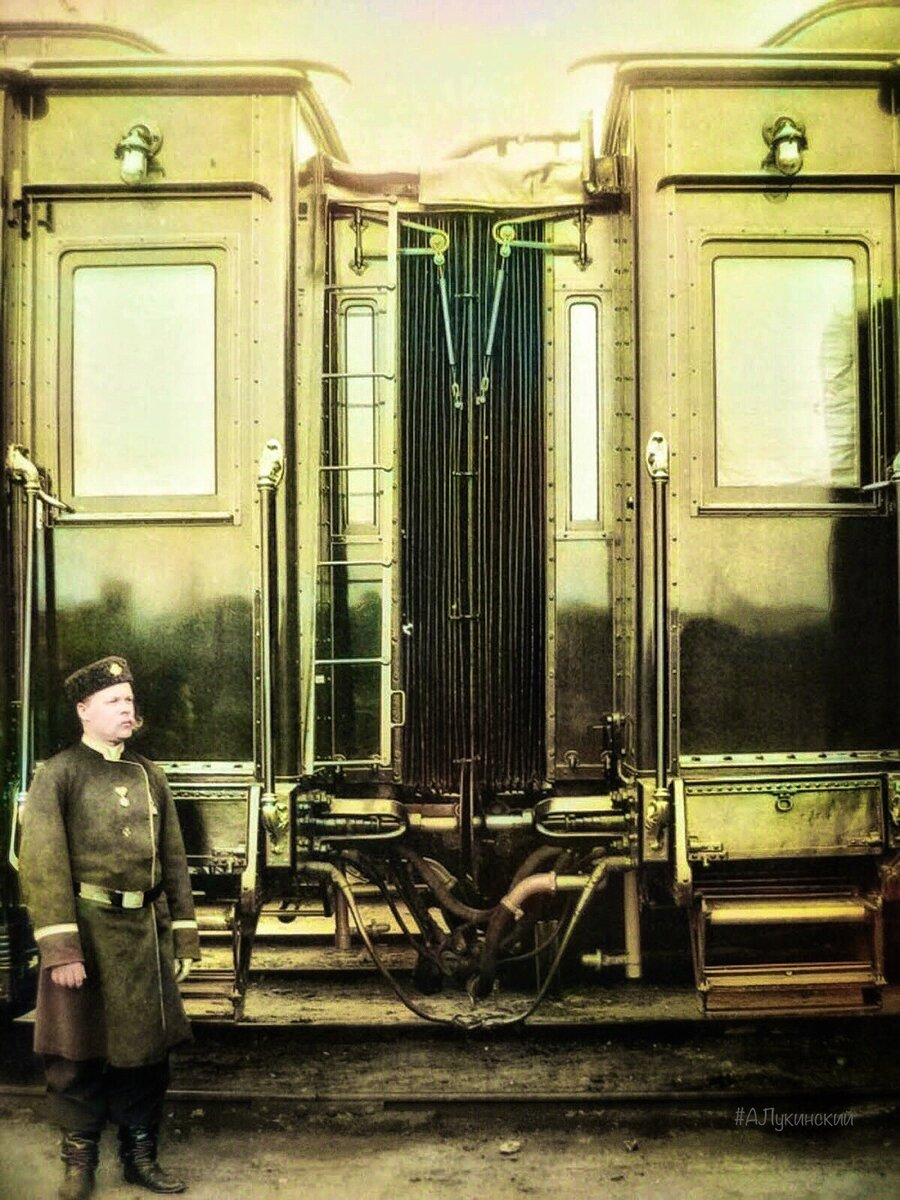 В 1914 году позолоченные вагоны стали синими, в войну роскошь была неприличной