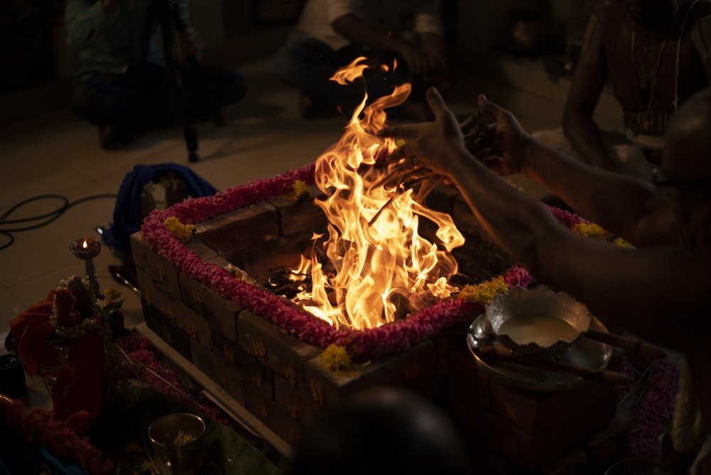 Огонь - связующее звено с богами. Фото: Пинтерест