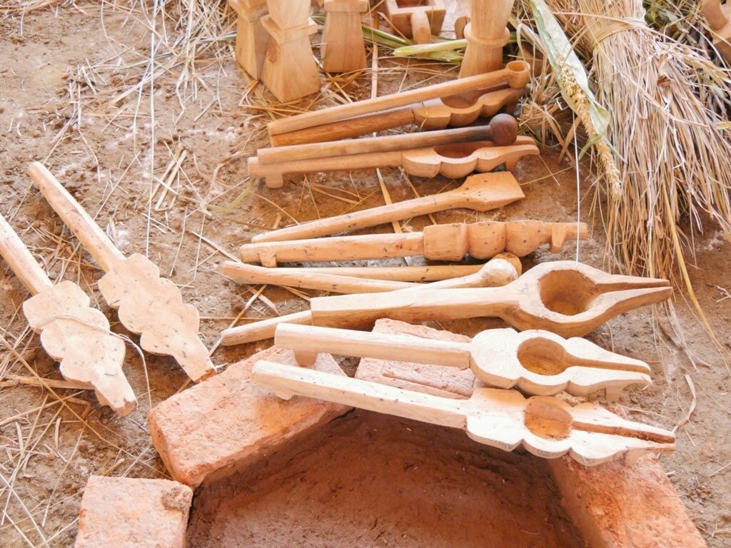 Пример традиционных деревянных орудий хомы и яджны, используемых во время ритуалов. 
Фотография из коллекции Шри Раджашекхары Шармы.