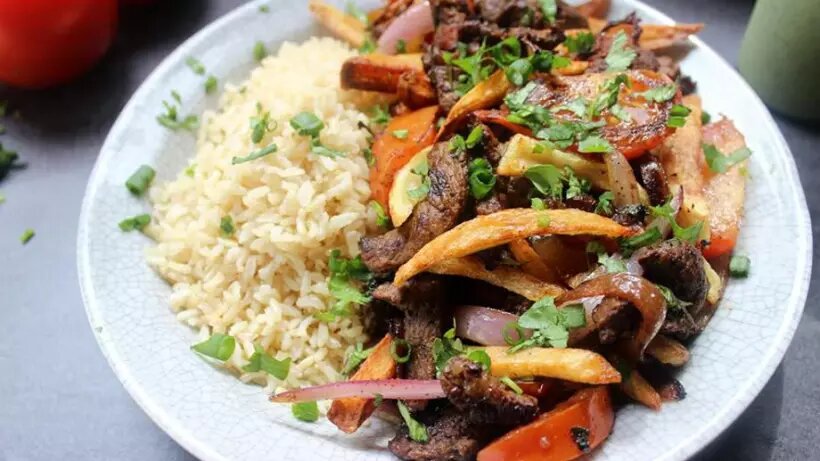 Ломо Сальтадо: Жареное мясо (обычно говядина) с помидорами, луком, перцем и специями, подается с картофелем фри и рисом.