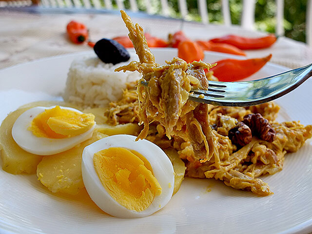 Ахи де Гальина: Куриное мясо в кремовом соусе с перуанским жёлтым перцем, чесноком и хлебом, подается с рисом.