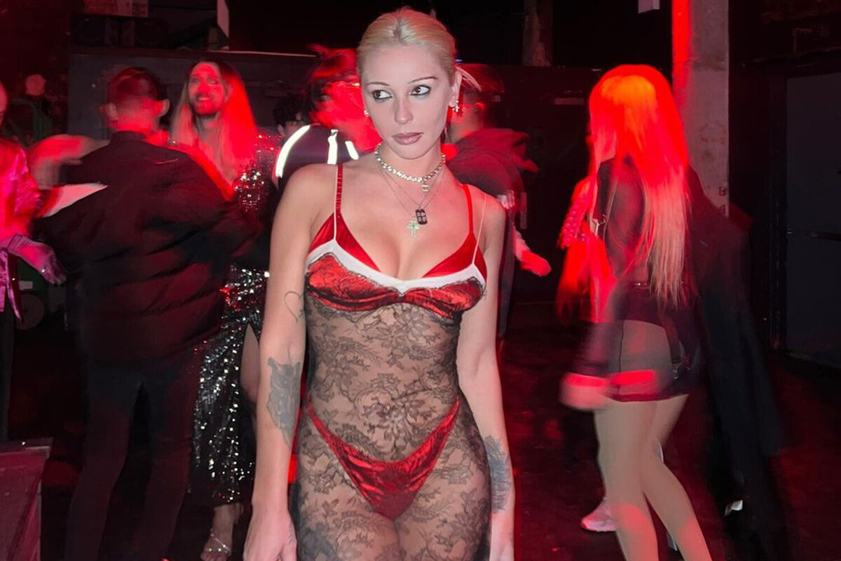 шоу киркорова с крестом. филипп киркоров крест на сцене. киркоров на кресте концерт 2022. киркоров выступление на кресте. филипп киркоров на кресте.