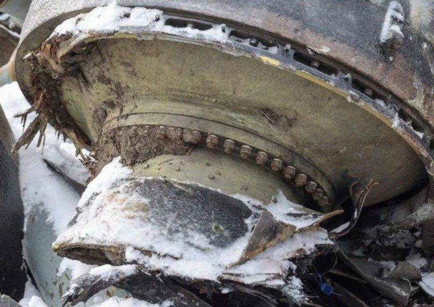 На снимке видна часть неопознанной ракеты, которая, по мнению украинских властей, была произведена в Северной Корее и использовалась при ударе по Харькову во время нападения России на Украину, Харьков, Украина, 6 января 2024 года. ФОТО: файл Reuters