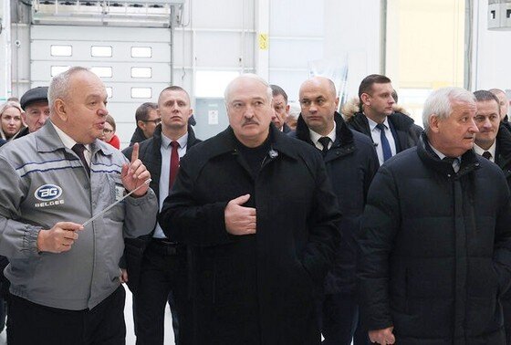    Александр Лукашенко (в центре)