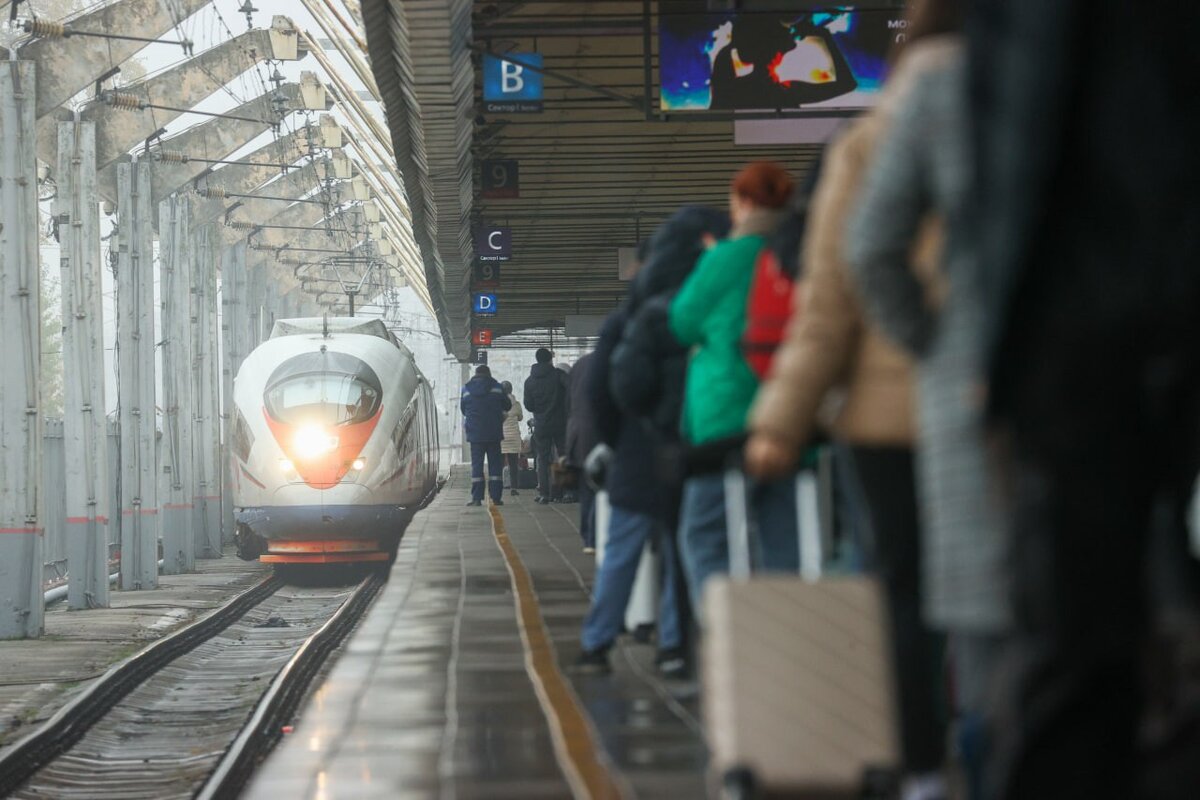    Москва. Пассажиры у поезда дальнего следования на перроне Ленинградского вокзала