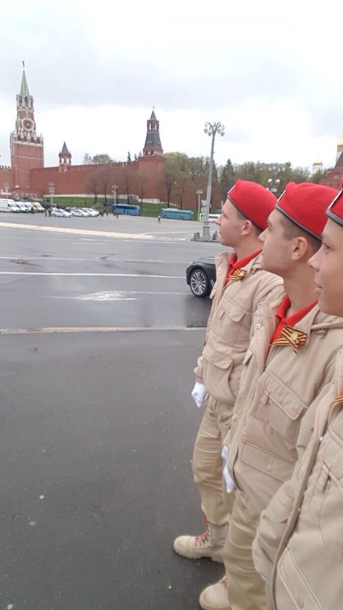 Это уже учеба в кадетском корпусе, и один из парадов 9 мая, в котором наши - еще школьники, - принимали участие как юнармейцы. 