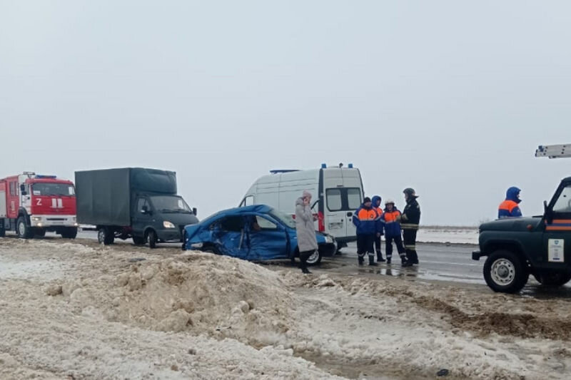    На месте ДТП (фото: Клиническая станция скорой медицинской помощи Волгоградской области)