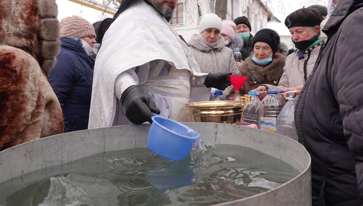 Святая вода откуда. Освящение воды. Освящение воды в храме. Крещение в церкви. Освящение воды на крещение.