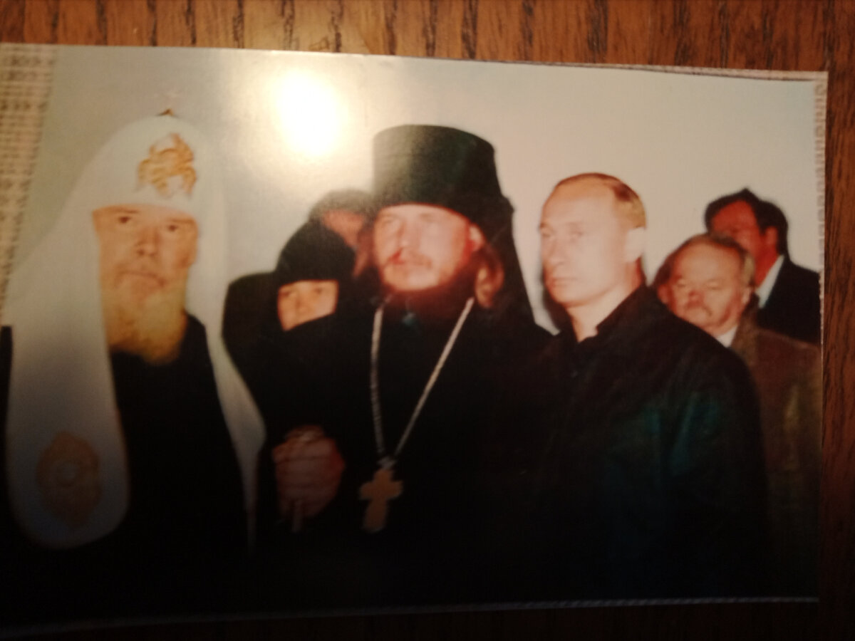 Валерий Кустов стоит непосредственно за Владимиром Путиным