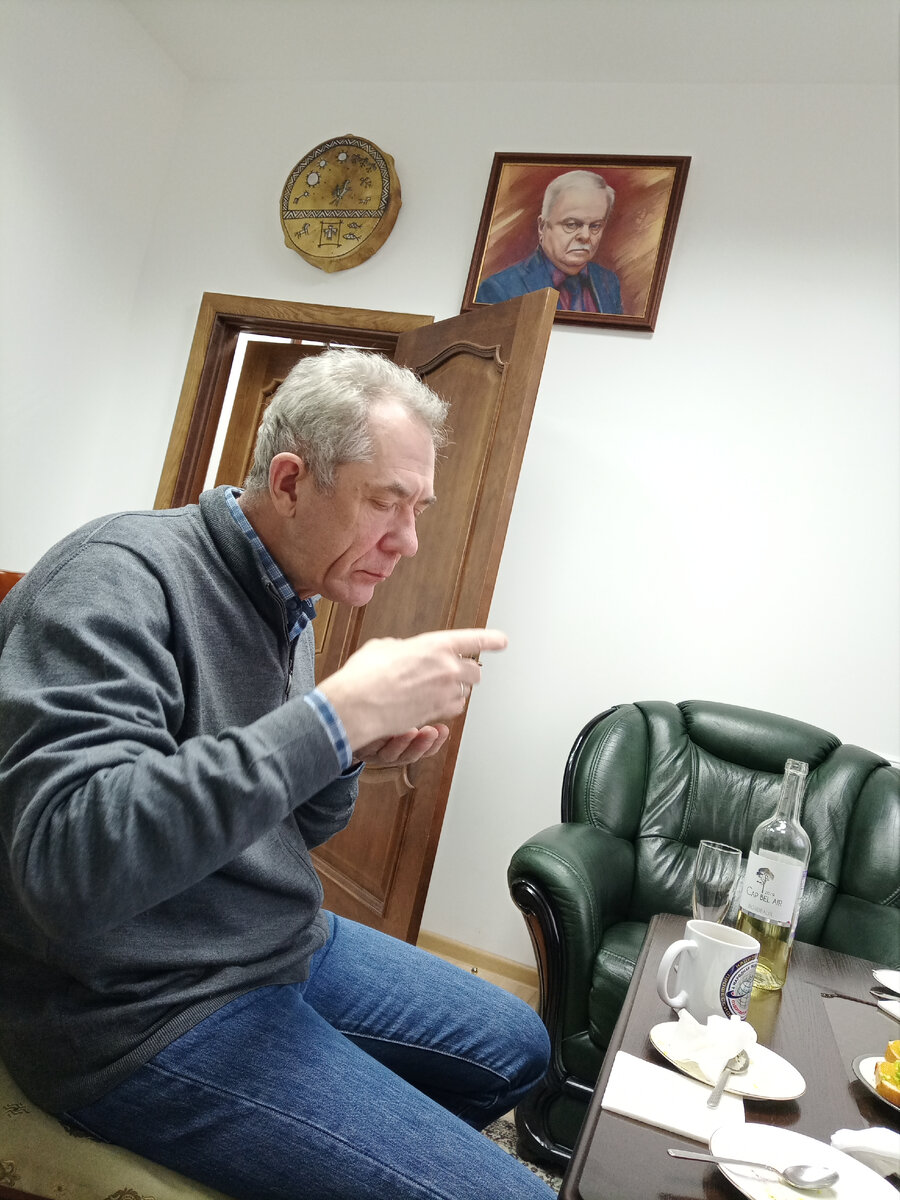 Муж Дмитрий закусывает в кабинете Кустова