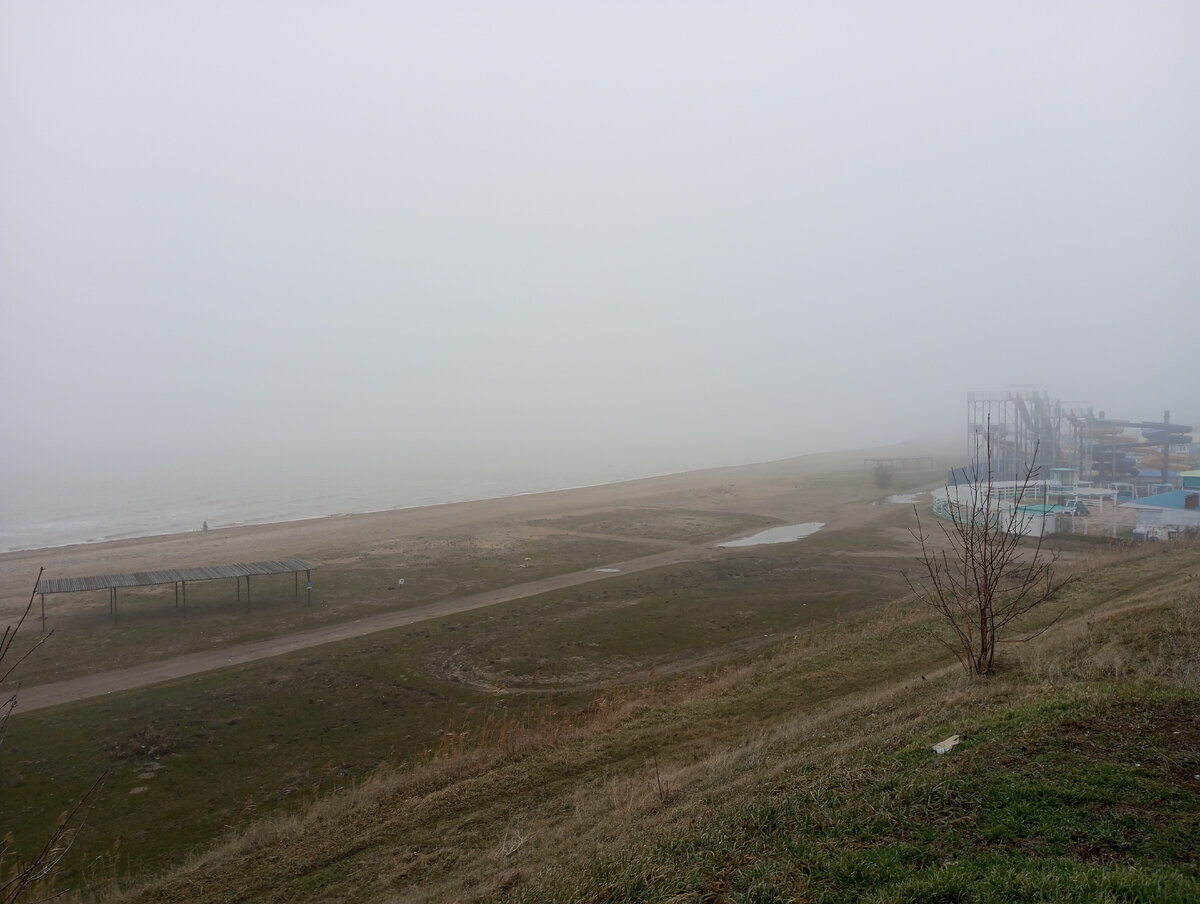 Вид с набережной. Азовское море в тумане. 