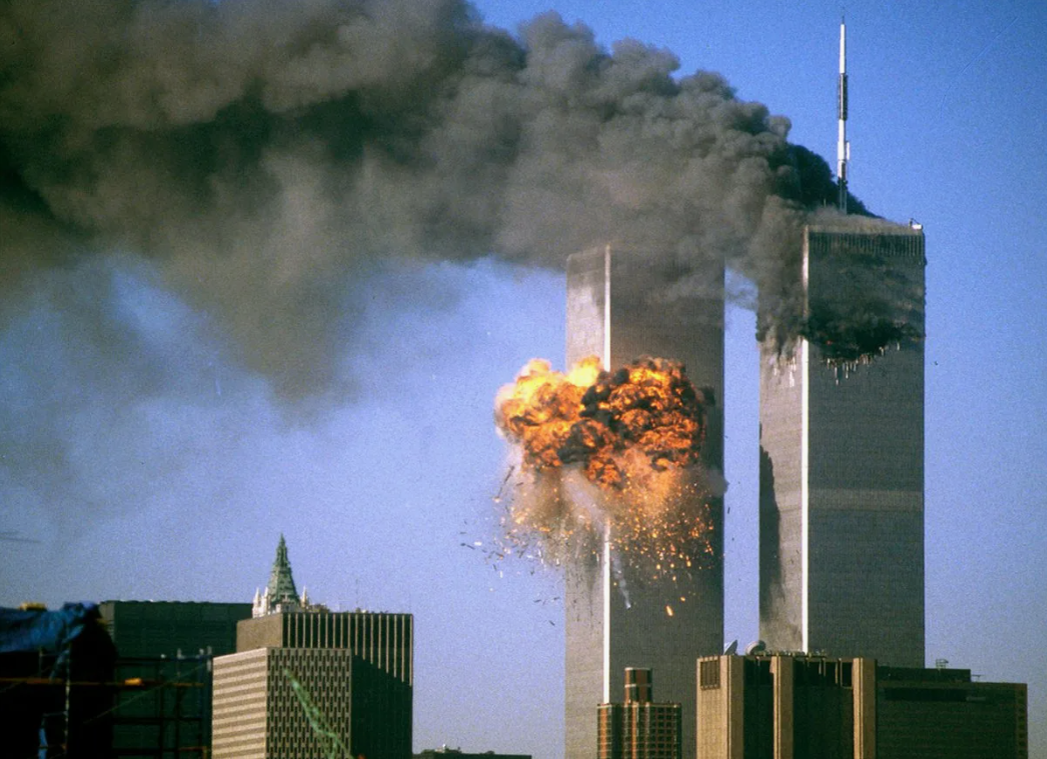 Самый знаменитый теракт в истории человечества, который навсегда изменил наш мир - это теракт 11 сентября 2001 года, совершённый в Нью-Йорке.
