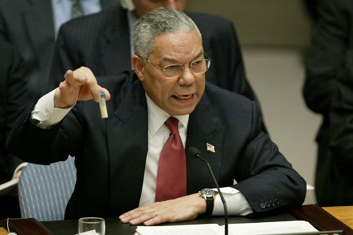 Глава Госдепа США Колин Пауэлл во время выступления в Совете Безопасности ООН в Нью-Йорке 5 февраля 2003 года 
Фото: Ray Stubblebine / Reuters