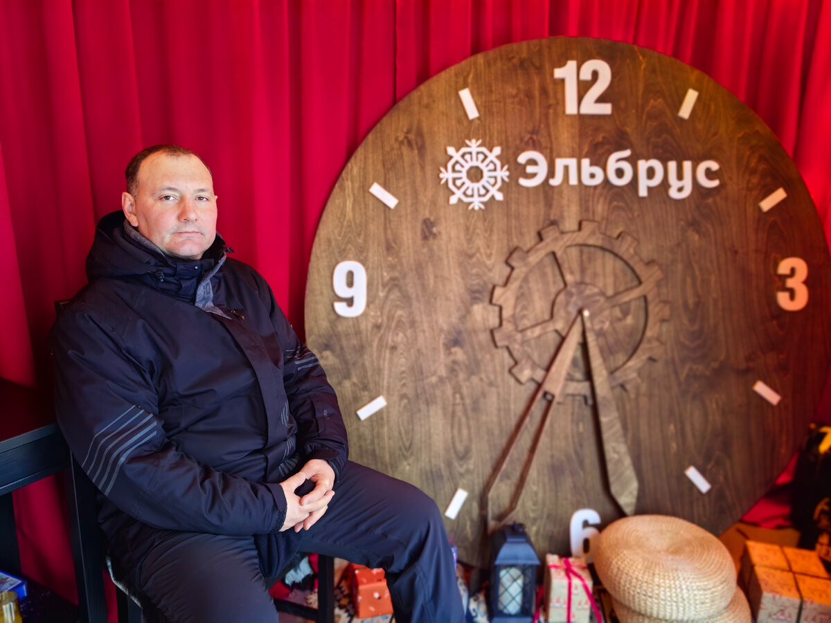 10 часов вперед. Будильник у кровати. 10 часов вперед. 10 часов вперед. Часы 10 вечера.