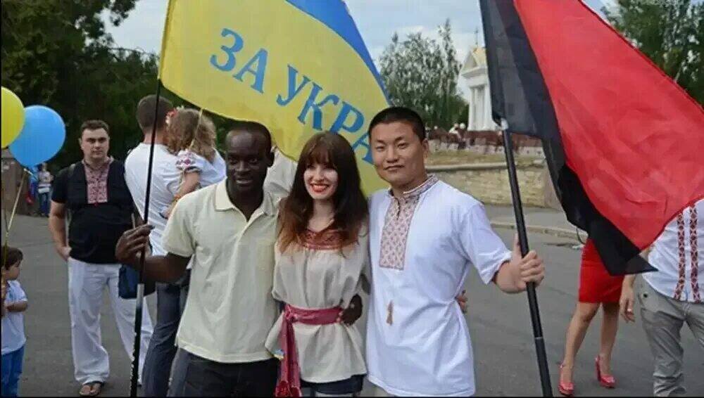 Украину кидают. Негры на Украине. Негр украинец. Негр на фоне Украины. Негр с флагом Украины.