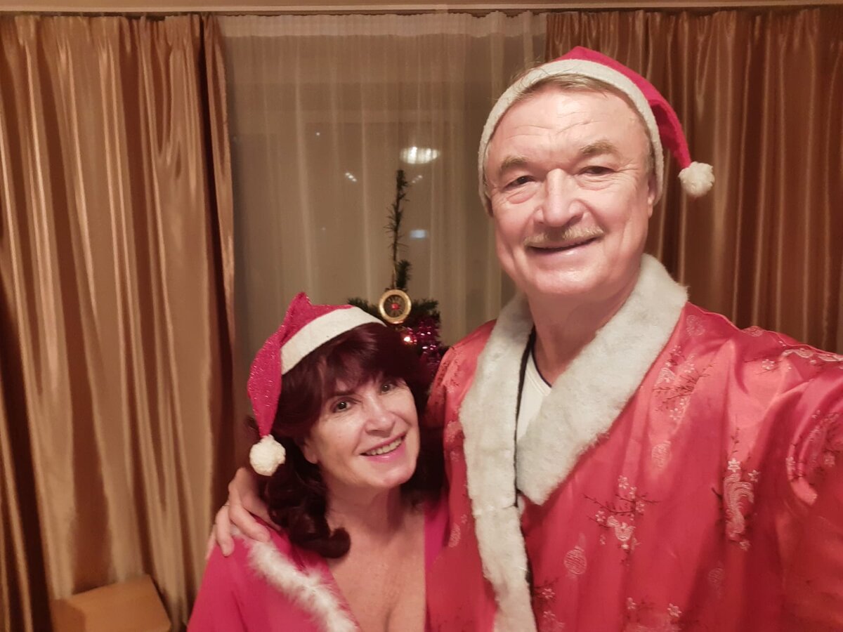 Александр с супругой поздравляет с новым годом. фото из чата