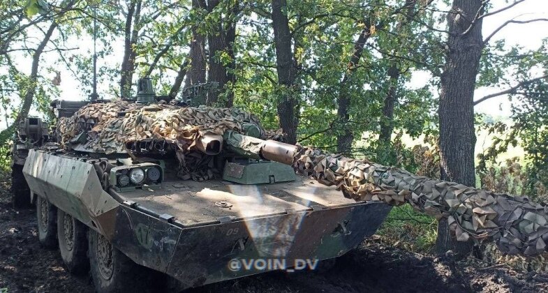 Французский «Колесный танк» AMX-10 захвачен на Украине. Изображение Military watch. 