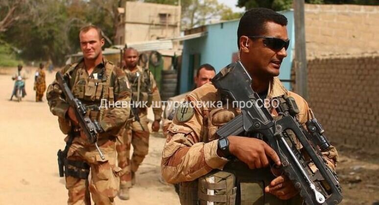  Французский персонал в Мали перед выселением. Изображение Military watch. 