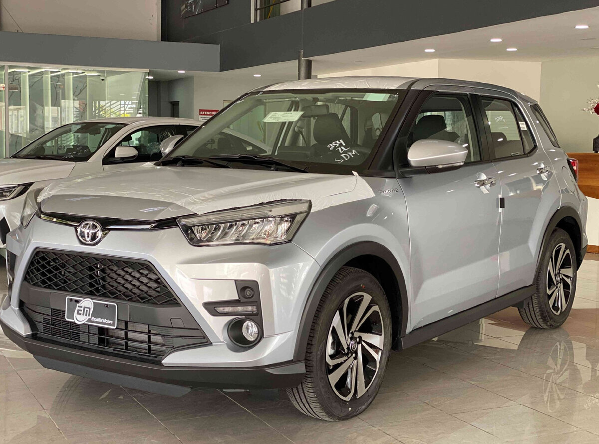 много машин. японские авто. разные машины. тойота avensis 2005. тойота авенсис 2005 года.