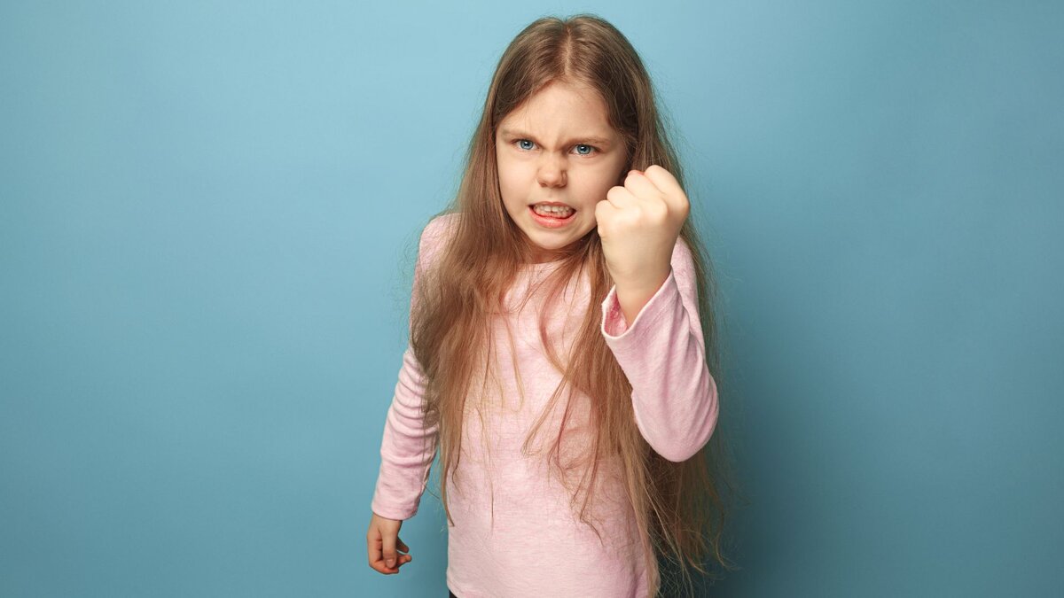 родители ругают ребенка за оценки. взрослый ругает ребенка. не ругайте детей за оценки. детский конфликт. ругают ребенка.