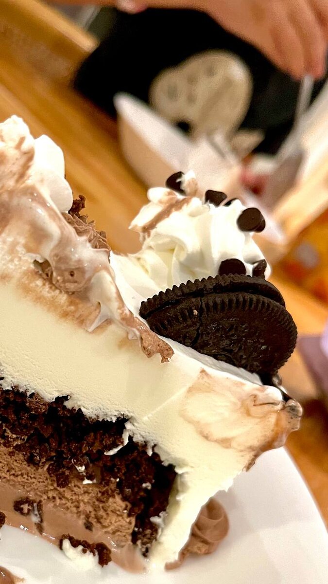 Подушка для спящих на боку side sleeper. Очень удобно особенно в. Даже сильному человеку. Счастье это не станция назначения а способ путешествия. Кот удобненько.