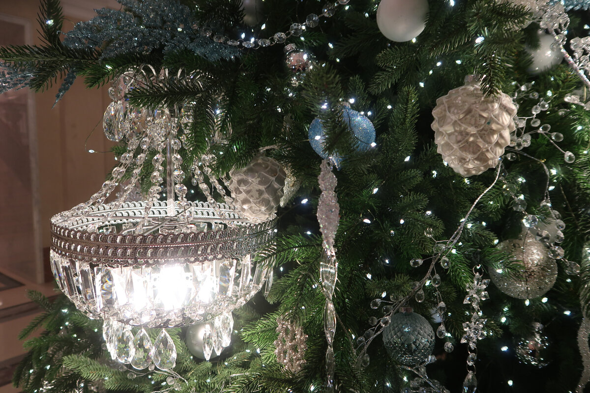 Шествие елочных игрушек. Игрушки новогодние ручной работы гум. Елочные игрушки ручной работы гум. Новогодние игрушки в гуме. Шествие елочных игрушек.