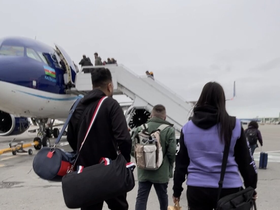 Идем в самолет через улицу, где я и заболела