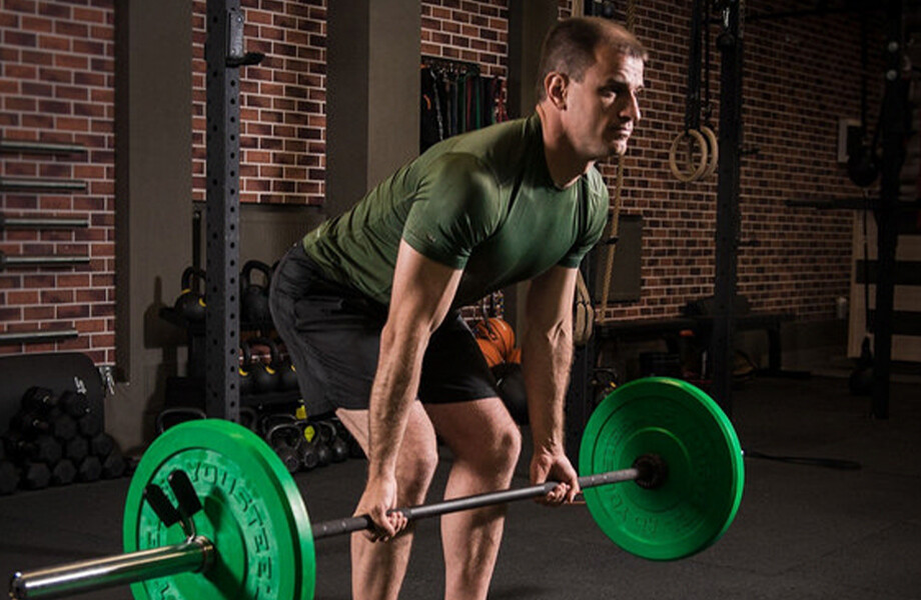 Тренировка в тренажерном зале. Штанга в спортзале. Смертельная тяга. Становая тяга техника выполнения для мужчин со штангой. Спортивные нагрузки.