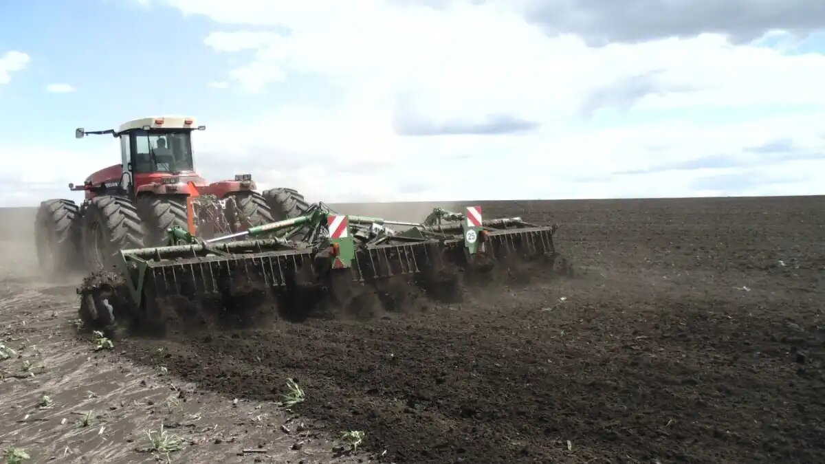 Фото:  © Артём Борисов / Glavpahar.ru Обработка почвы (фотография носит иилюстративный характер)