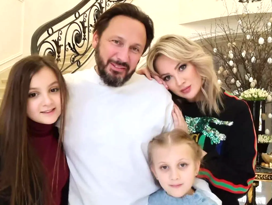 Стас Михайло с женой и дочками