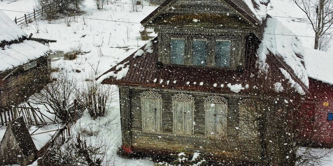 Сказочные резные избы, угасающие в густых лесах