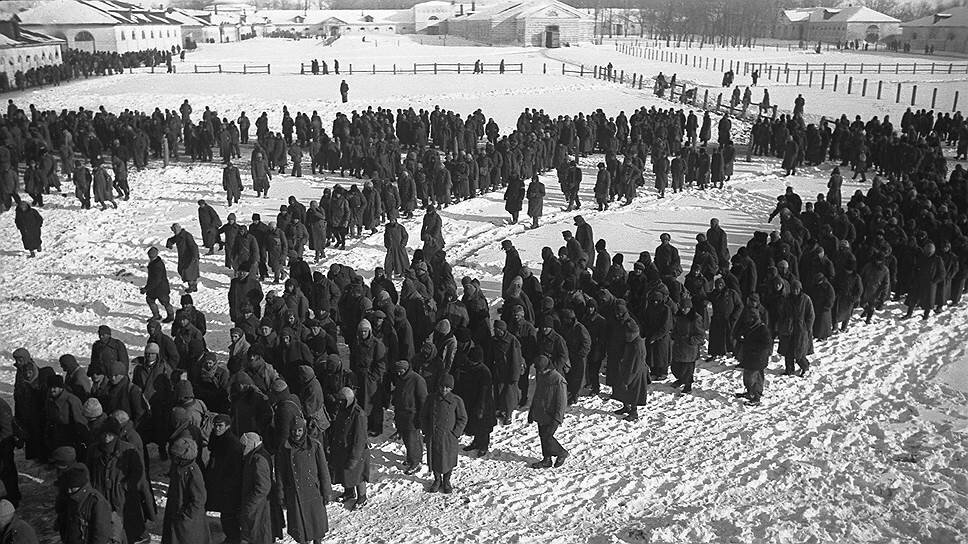 Вермахт поражение. Сталинградская битва пленные немцы. Сталинградская битва пленение Паулюса. Пленные немцы в Сталинграде 1943. Фото немцев в Сталинграде зимой 1942-1943.