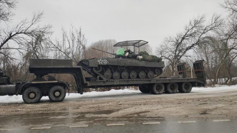 Российская БМП-2 с импровизированной бортовой броней, допзащитой на башне и антидроновым «мангалом»