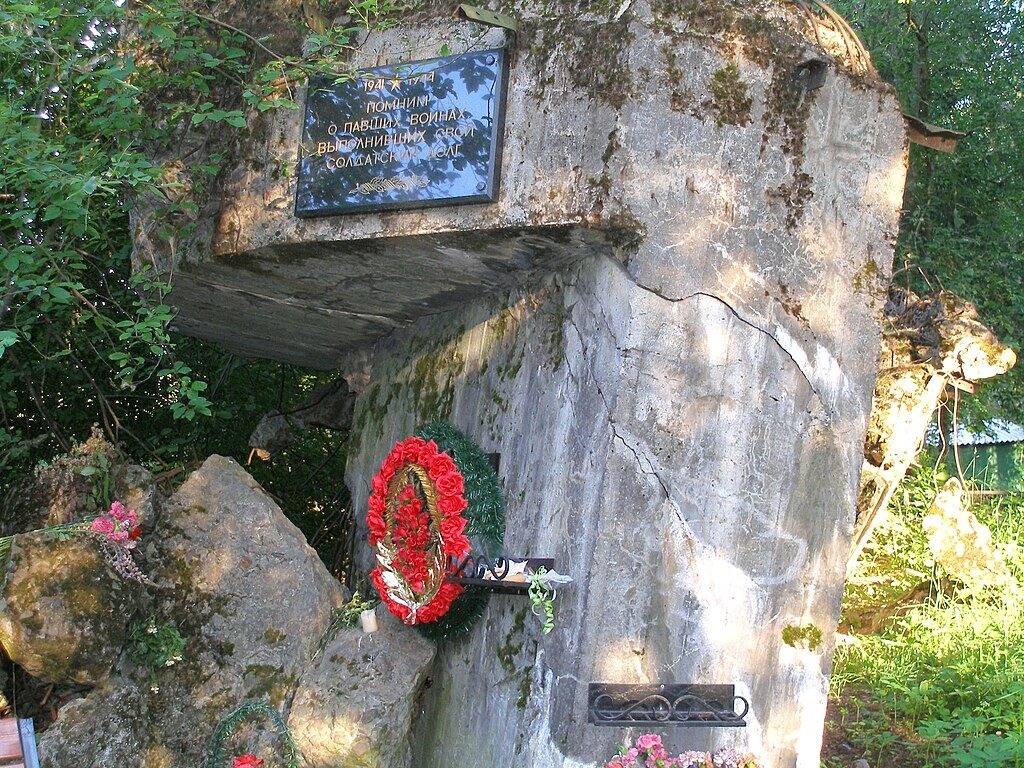 Мемориальная доска на развалинах ДОТа «Миллионер» в Белоострове у Санкт-Петербурга