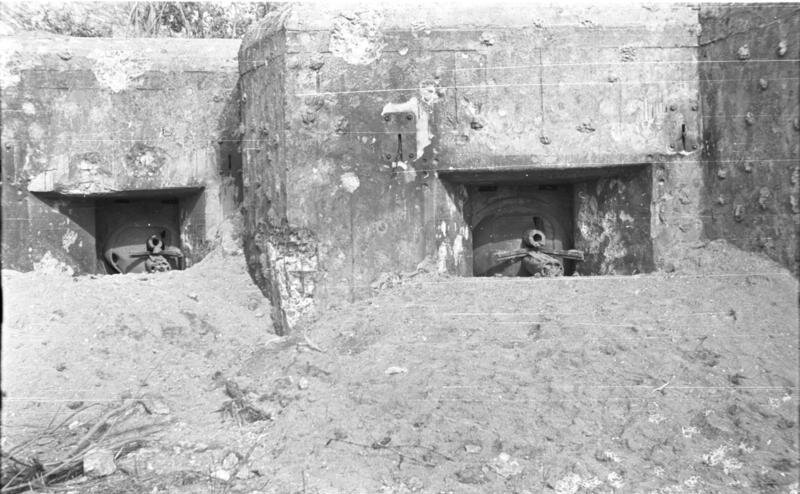 Орудийный полукапонир для 76,2-мм орудий на капонирных лафетах со сферическими масками-обтюраторами 