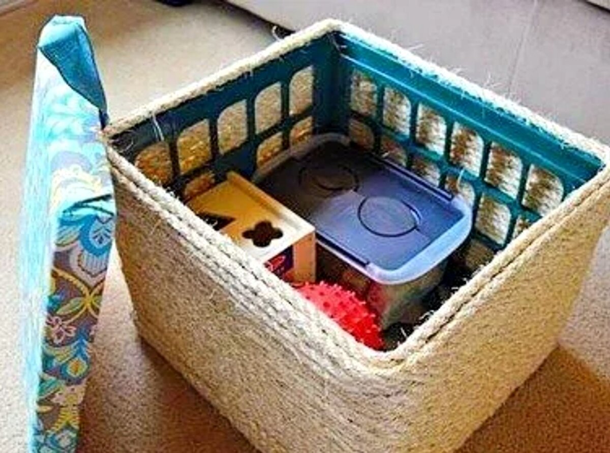 шкатулки из пластмассовых коробок. табуретка из пластиковых ящиков. шкатулки из пластиковых коробок. сумка из баклажек. шкатулка из пластмассовой коробки.